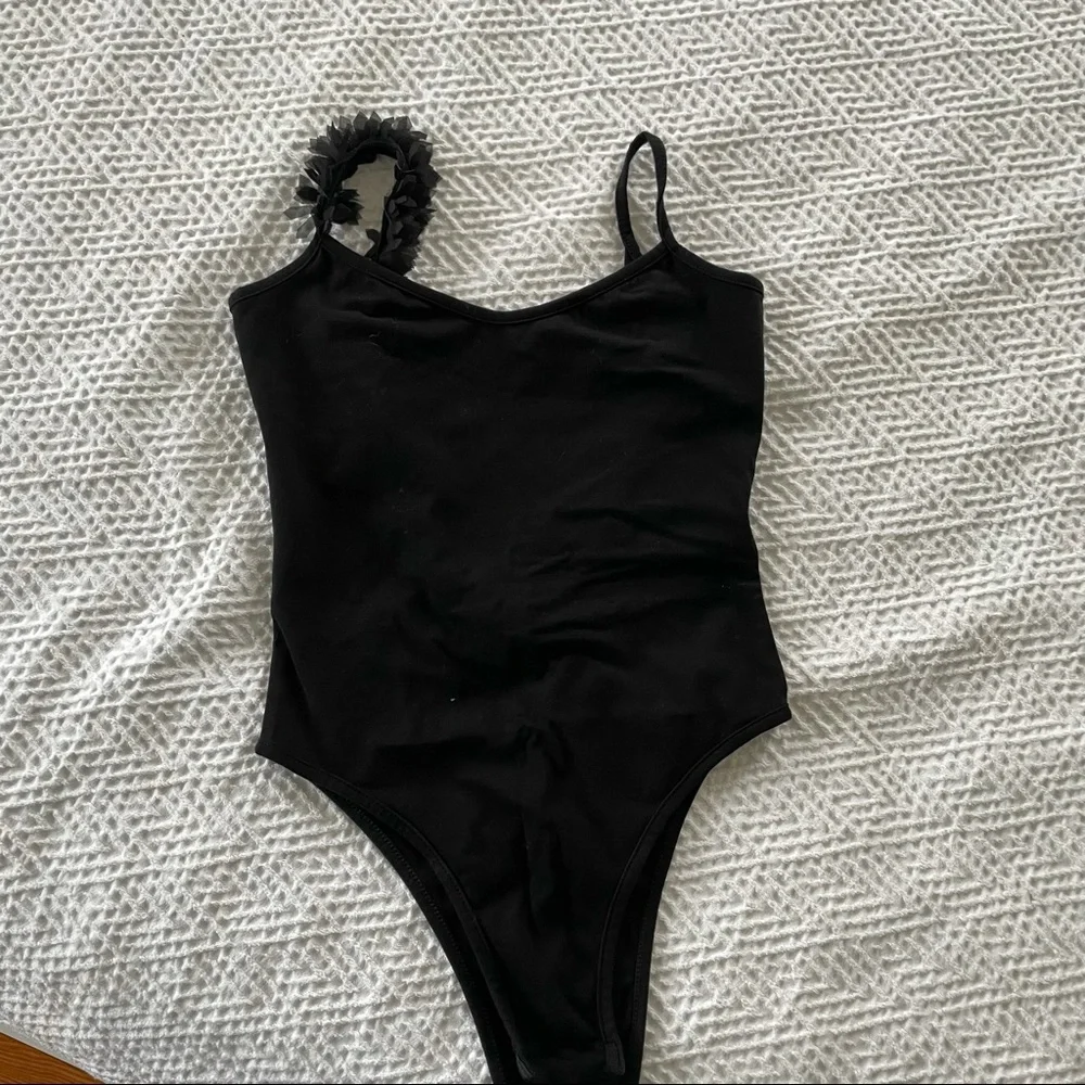 Black Floral Accent Body - Picture 7 of 8